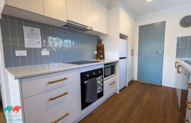 Botanic Racecourse Apartments - Photo 9