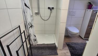 GästeZimmer im Altbau Dachgeschoss mit kleinem Bad WLAN, TV und Parkplatz - Foto 2