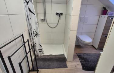 GästeZimmer im Altbau Dachgeschoss mit kleinem Bad WLAN, TV und Parkplatz - Foto 2