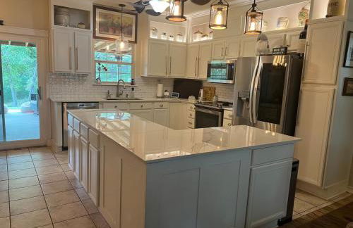 Gated Estate Escape! Three BR - Foto 53