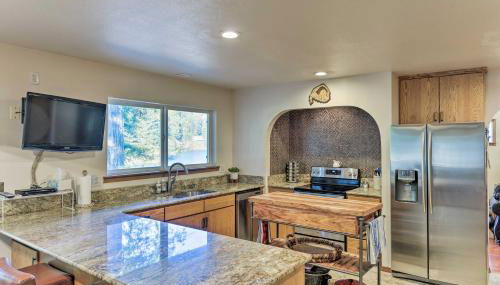 Riverfront Crescent City Home, 8 Mi to Beach! - Foto 5