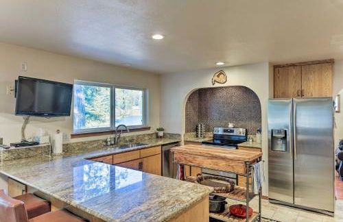 Riverfront Crescent City Home, 8 Mi to Beach! - Foto 5