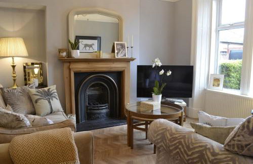 Stunning Period Townhouse with Garden, Walking Distance to Town - Photo 1