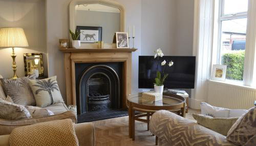 Stunning Period Townhouse with Garden, Walking Distance to Town - Foto 1