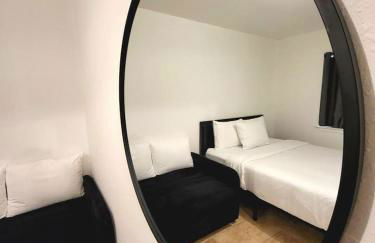 Large parking lot sleeps 8 - Foto 1