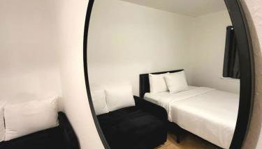 Large parking lot sleeps 8 - Foto 1