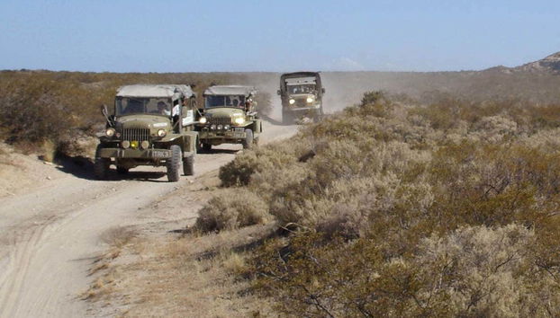 En camión todoterreno junto al Fuerte Argentino
