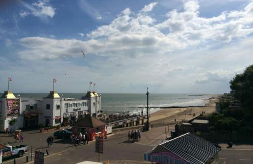 Charming Tudor riverside house - Foto 19