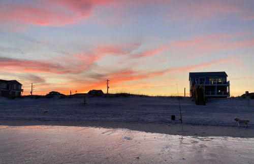 Beachfront Oasis with 2 Large Decks, BBQ and Views! - Foto 38