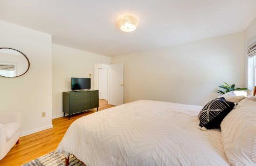 Lake George Oasis with 9 Acres, Hot Tub and Game Room! - Foto 19