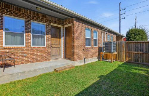 O30A Single-Story 2BR Townhome w King Beds, Workspace, Yard - Foto 20