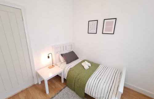 Large 3 Bed Flat, Free Parking-by Holiday Homes - Foto 14