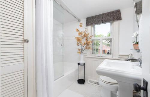 Charming Geneva Cottage Walk 4 Blks to Downtown - Foto 3