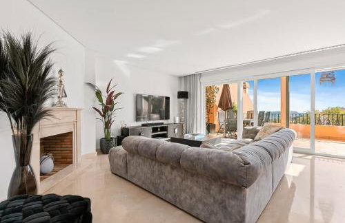 Luxury seaview apartment in Marbella located in a secure gated community with swimming pool and large terrace Perfect for families visiting Marbella and Puerto Banús - Foto 10