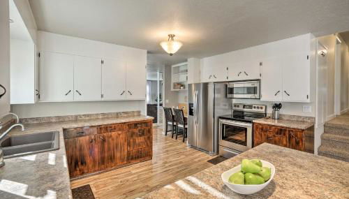 Sioux Center Split-Level Home with Game Room! - Foto 2