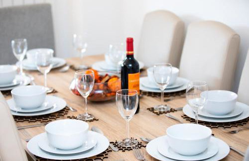 Modern and Spacious Home From Home 1 mile from M1 - with Netflix, Prime Video, PS5, free parking, superfast WiFi, BBQ - Sleeps 11 - By Brightleap Apartments - Foto 8