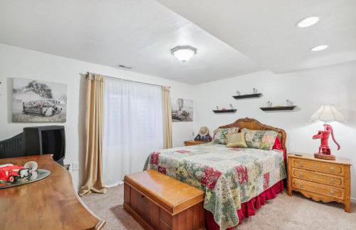 Cozy American Fork Retreat with Electric Fireplace - Foto 12