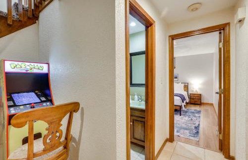 3,000-Sq-Ft Group Getaway with Pool Near Kansas City - Foto 27