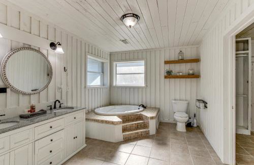 Tranquil Gantt Lake Home w/ Deck & Patio! - Foto 13