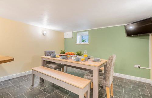 Lakeland Cottage - Bowness-on-Windermere sleeps 6 - Photo 16