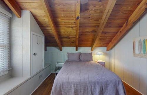 3rd-row beach cottage with ocean views, beach access, deck, & grill - Foto 15