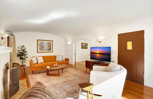 Charming 2BR 2BA Los Angeles Home with Character - Foto 35