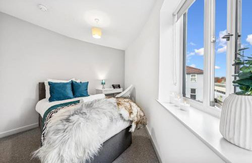 Modern & Cozy Private Double Room - Shared House by AltoLuxo Short Lets & Serviced Accommodation with Free WiFi & Parking - Foto 8