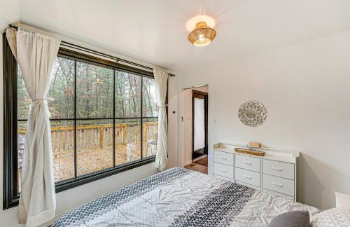 Walk to Fox Lake Pet-Friendly A-Frame with Fire Pit - Foto 12