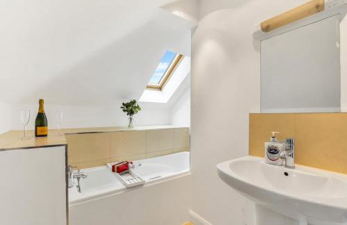 Comfortable 3-Bed Dormer Bungalow Family & Business Friendly - Photo 5