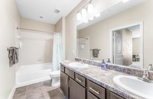 Prime SoCo King Bed 1BR & 2BR Suites w Gym, Pickleball, Laundry - Photo 29