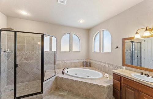Lake Travis Family Retreat with Theater Game Room and BBQ 7 min from Marina - Foto 14