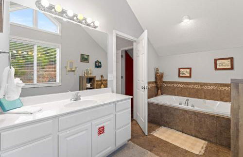 Family-friendly Home Hot Tub Lake View & Pool Access - Foto 37