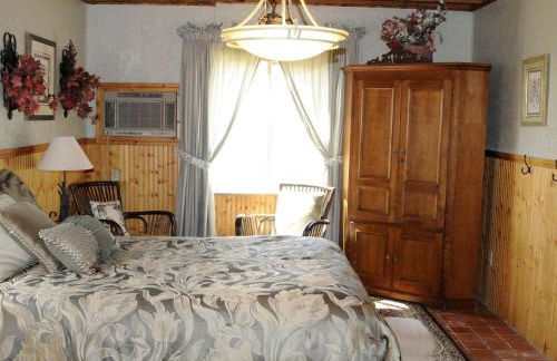 Rustic Waterfront Cottage Rental on the Guadalupe River in Texas - Photo 7