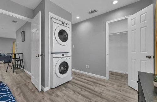 Easygoing 1BR Retreat near Dining and Fun Spots - Foto 6