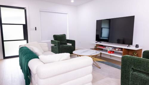 Luxe Retreat, Modern Gem with Private Backyard Oasis - Foto 5