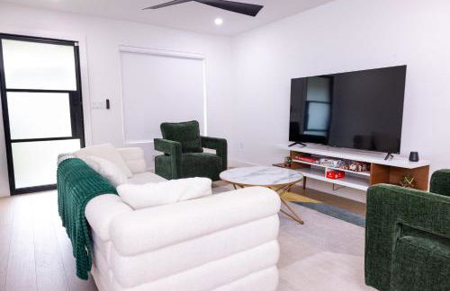 Luxe Retreat, Modern Gem with Private Backyard Oasis - Foto 5