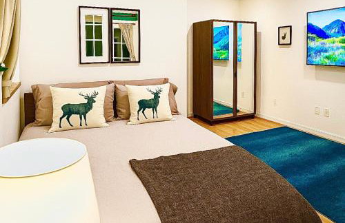 Enchanting Gated Hollywood Hills Oasis with Tranquil Treet-Top Views, Outdoor Living Room and Patios, Magical Zen Garden, Plus Bonus Romantic Guest House and Free Garage in LA's Most Desirable Central Serene Area, Sleeps 8-10 - Foto 41