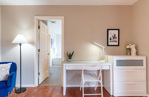 Spacious & Serene 6-Br Family Retreat in Kirkland - Photo 39