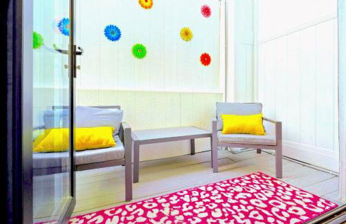 D- Hip & Stylish NoHo Family-Friendly Home near Universal & Hollywood with Patio - Hot Tub - Games - & Parking - Foto 21