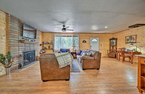 Peaceful Strawberry Cabin Fire Pit and Hot Tub - Foto 4