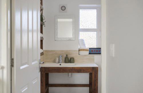 Stylish 3BR Home - Sleeps 7 - 15 Min to City Centre, Parking Garden & Fast Wi-Fi - Foto 27