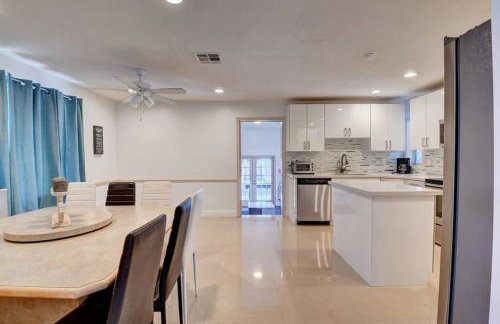 5 BR Mansion with Pool and non-heated Jacuzzi Games in Boynton Beach - Photo 26