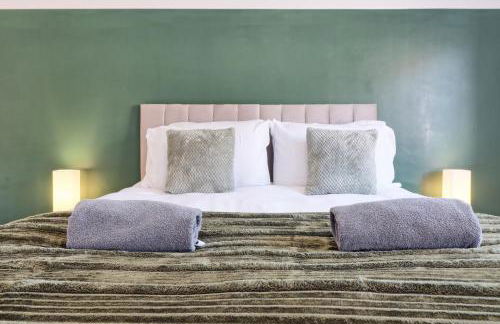 Comfy 4 Bed, Sleeps 8, fast WIFI, Contractor friendly - Foto 6