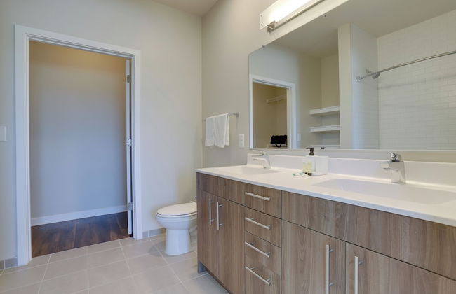 Spacious 2BR Apt with Den W Balcony - Foto 37