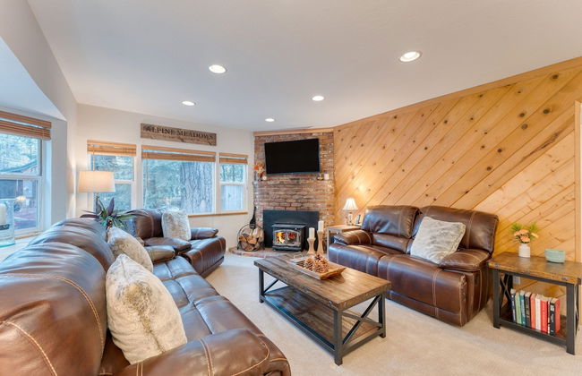 Westlake Cabin by Avantstay Hot Tub Near Skiing Walk to Restaurants Lake - Photo 2