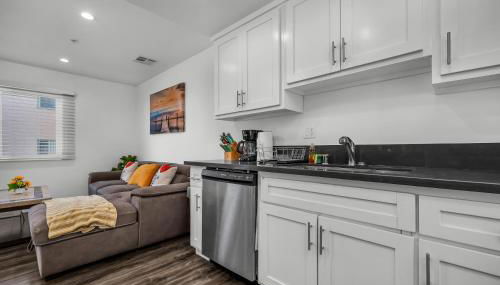 Modern 2 Levels One-Bedroom Retreat in central Location in Hollywood - Foto 5, dishwasher