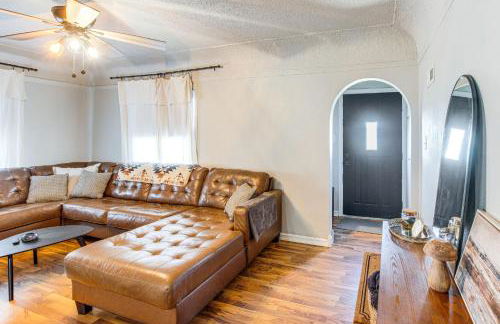 Updated and Charming! Waterloo Home with Patio - Foto 7