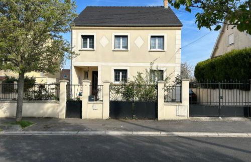 House with terrace près de l'Aéroport RoissyCDG - Tour Eiffel - Champs Elysée - Paris - Aéroville centre commercial - Parc Astérix - Disneyland Paris - Mer de sable - Châteaux de Chantilly et Ecouen - Parc des expositions Villepinte - Le Bourget - Foto 16