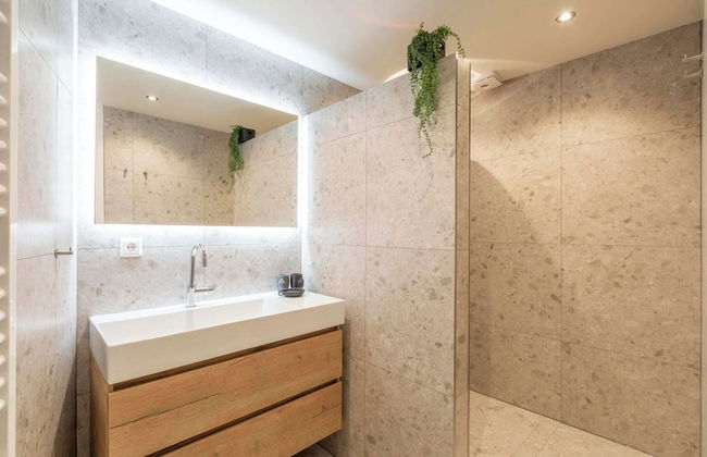 Stylish Couples' Retreat - Photo 14