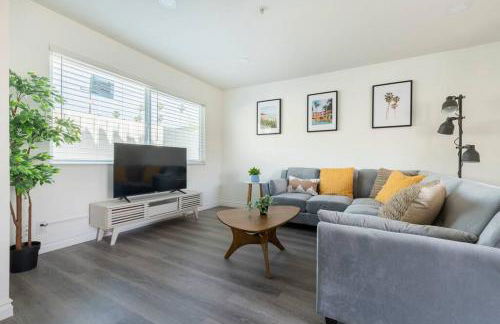 Modern 2BR Condo with King Bed & Balcony near LA - Foto 26